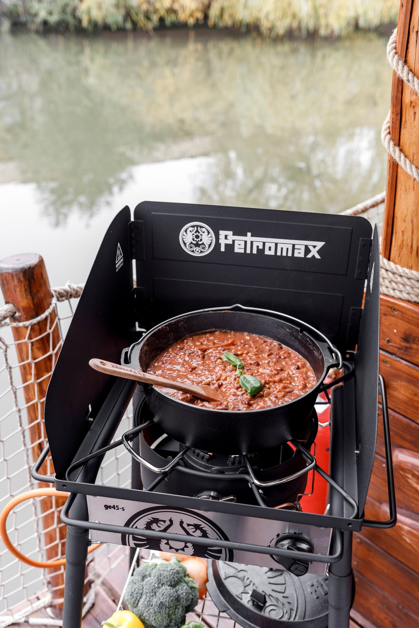 Petromax M41592 5.5L Cast Iron Dutch Oven With Legs