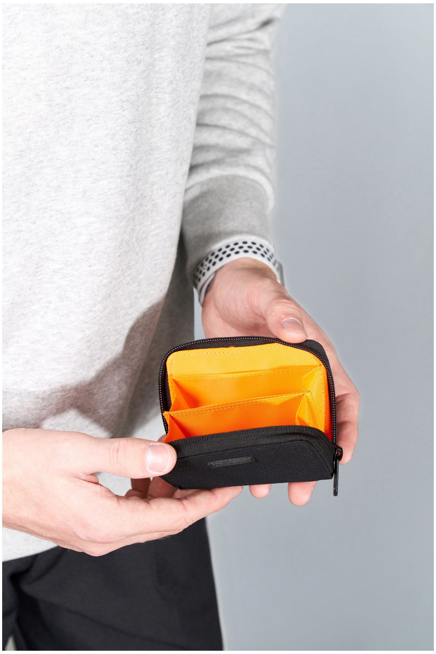  M4E974 Selus Zip Round Wallet