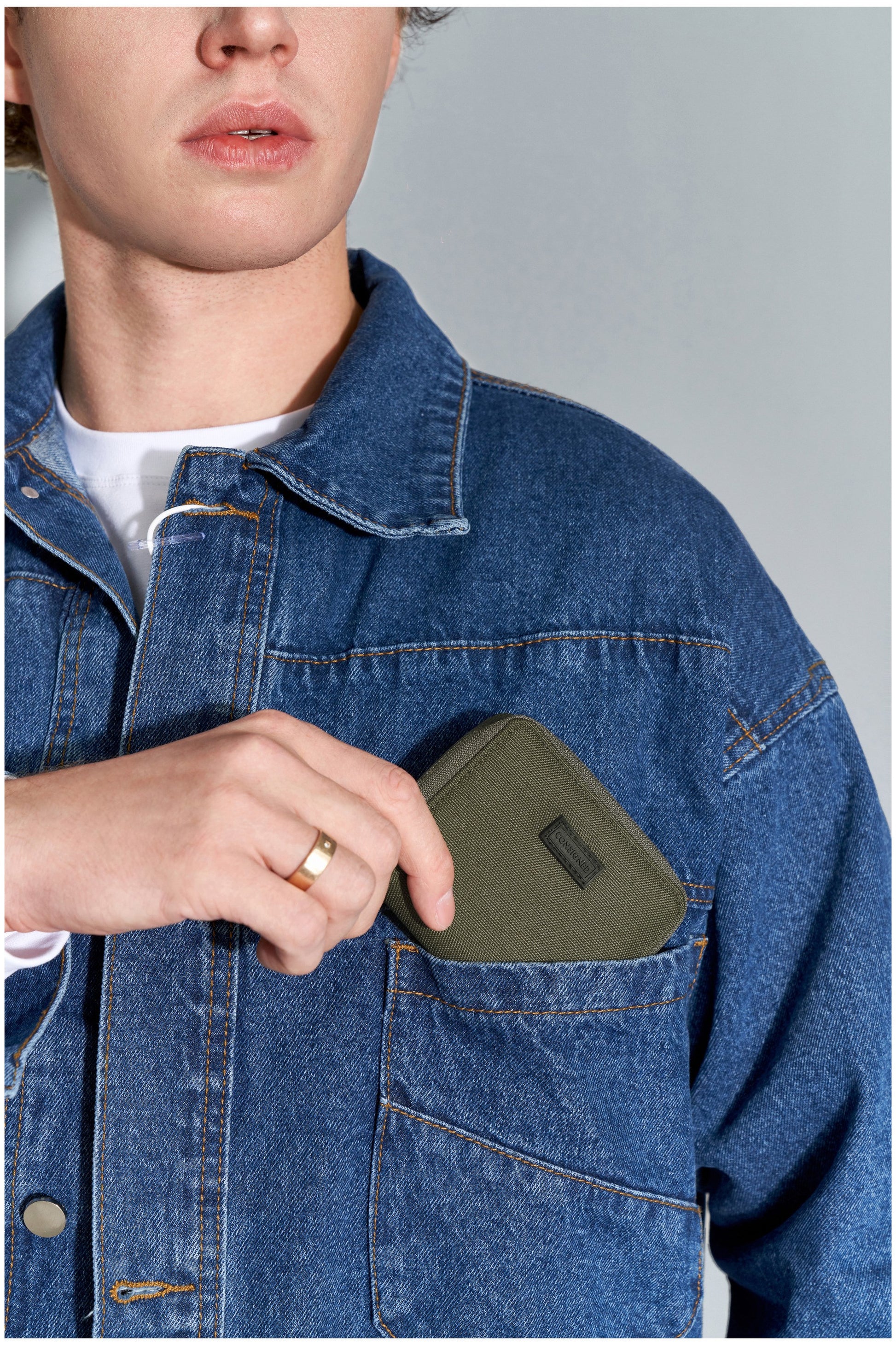  M4E974 Selus Zip Round Wallet