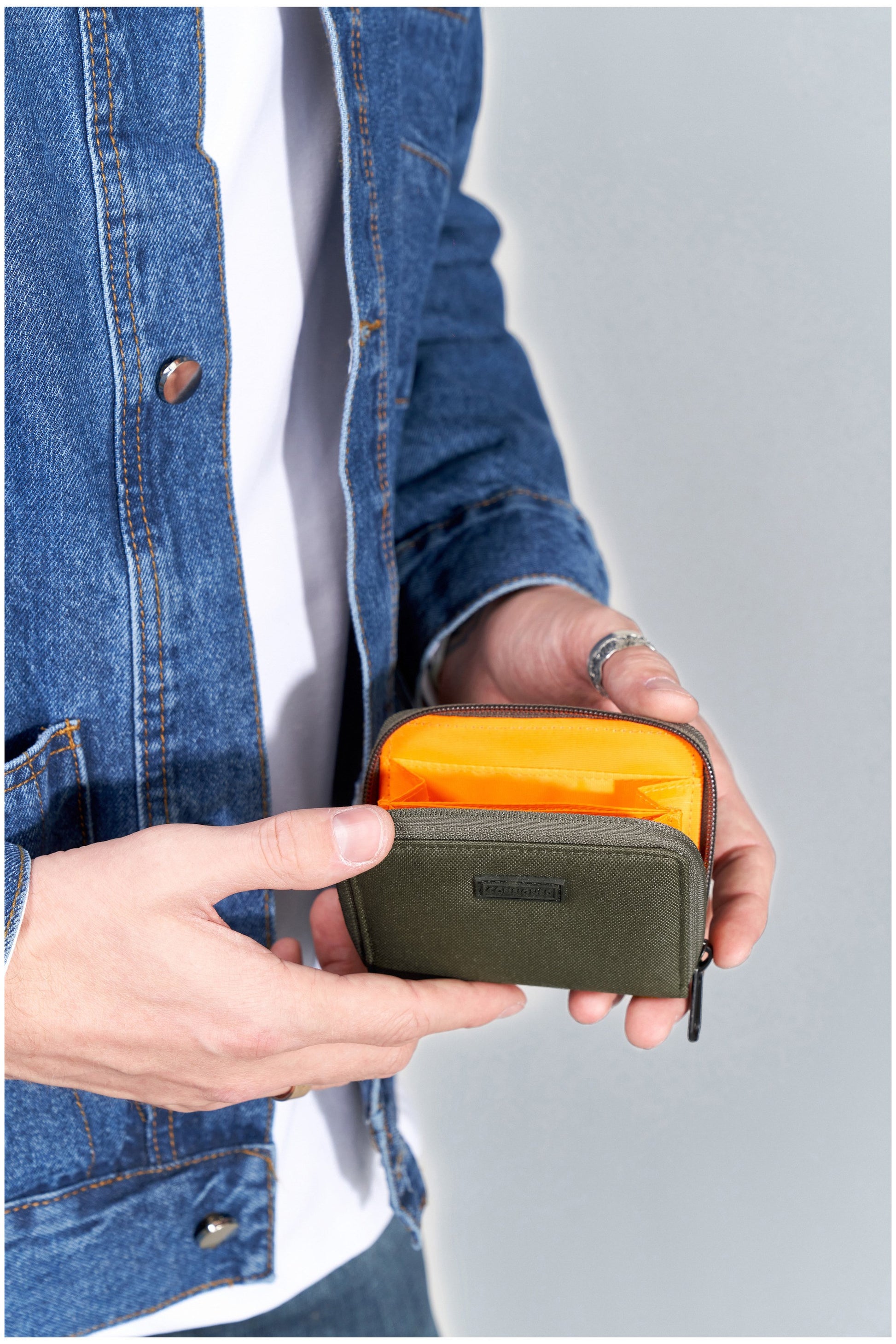  M4E974 Selus Zip Round Wallet