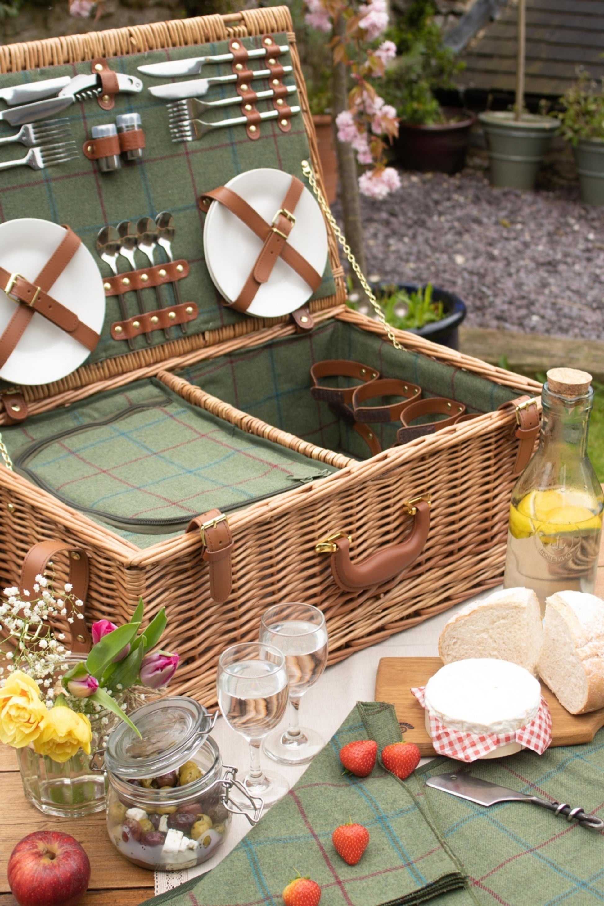 MC7666 Wicker 4 Person Green Tweed Picnic Basket