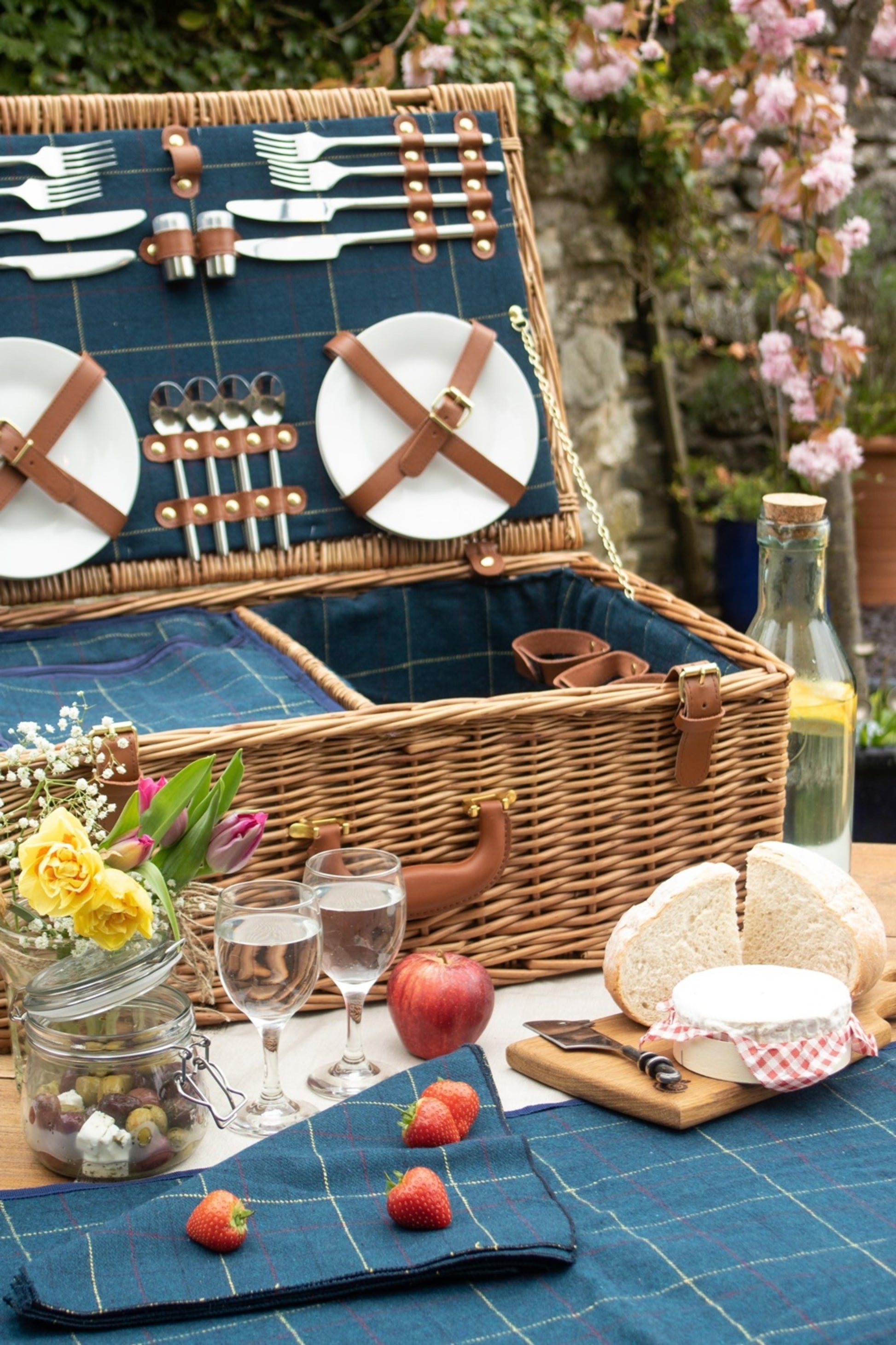  MCF7EE Wicker 4 Person Blue Tweed Picnic Basket