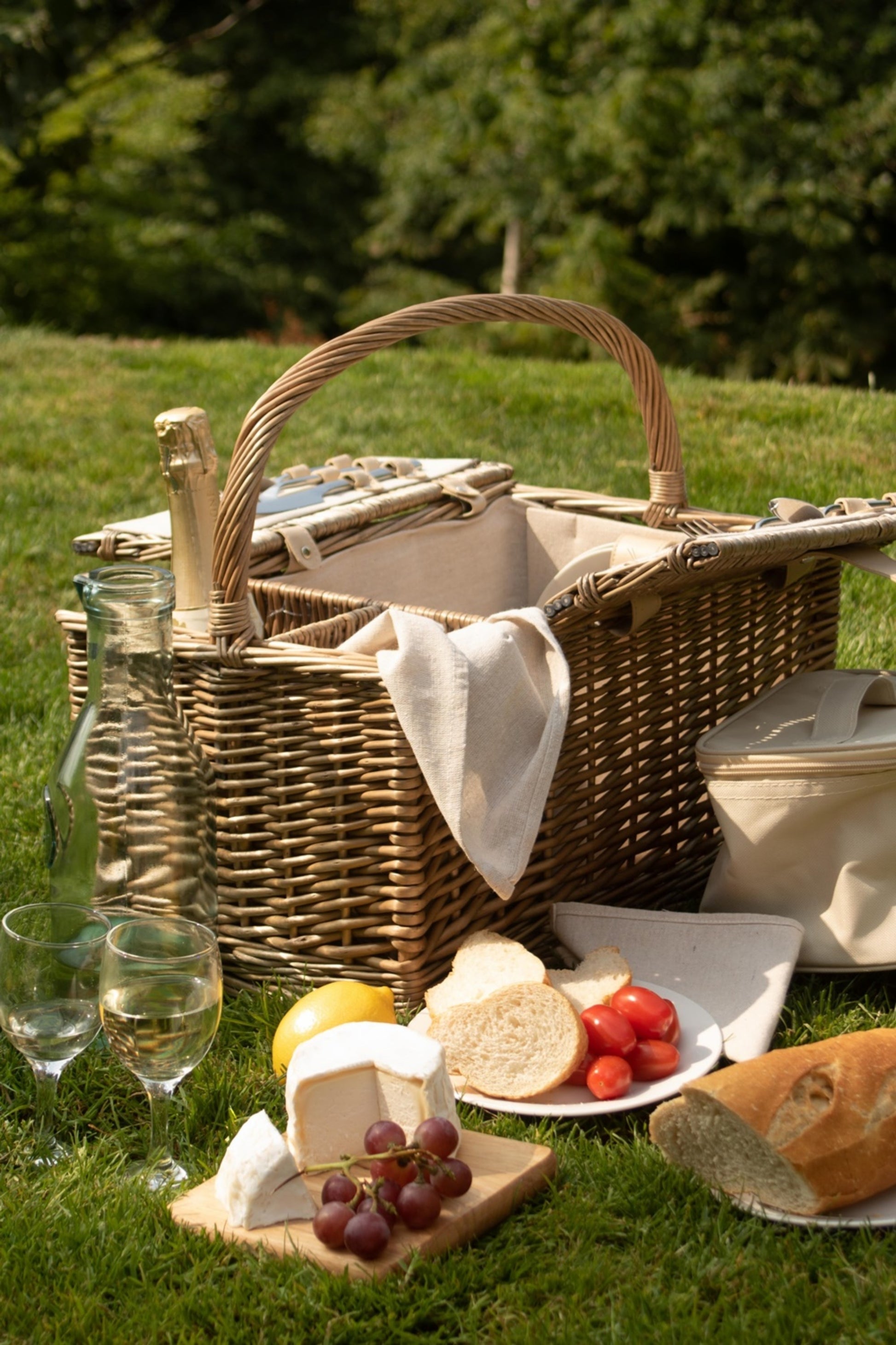  MF4DA1 Wicker Double Lidded 2 Person Picnic Basket